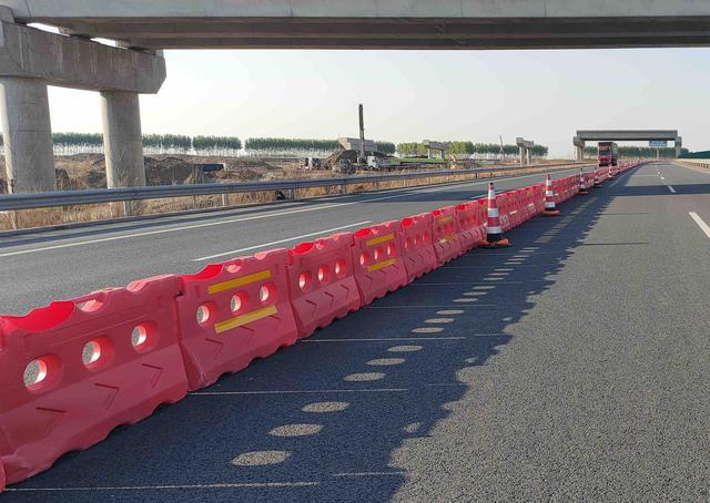 長春經(jīng)濟圈環(huán)線高速公路二期項目岫巖互通跨京哈高速導(dǎo)改順利完成