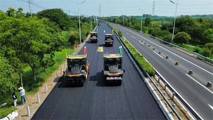 江蘇省首創無人集群施工瀝青下面層 助力&ldquo;蘇式養護&rdquo;打造淮安樣板