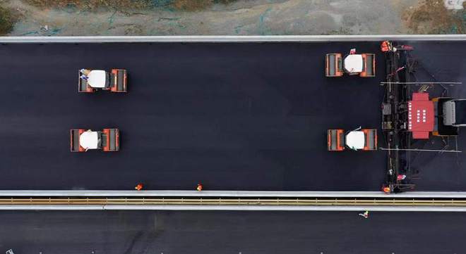 武大高速公路首個主線路面標(biāo)段貫通