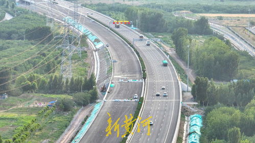濟菏高速長清段瀝青鋪設已完成,雙向八車道初具規(guī)模